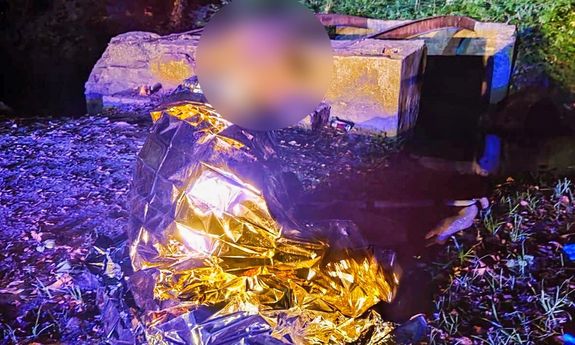 mężczyzna owinięty kocem termicznym