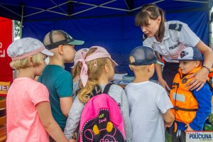 Policjantka rozmawia z grupą dzieci