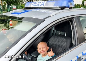 Chłopiec w policyjnym radiowozie