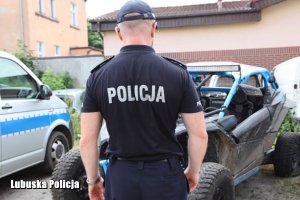 policjant ogląda pojazd typu baggy