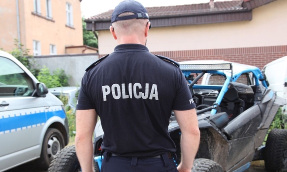 policjant ogląda pojazd typu baggy