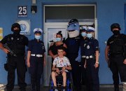 Policjanci w trakcie oprowadzania gościa po komendzie zgodnie z treścią komunikatu&quot;&gt;