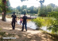 Dwóch policjantów kontroluje kąpielisko wodne