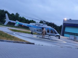 helikopter policyjny obok niego stoi pilot