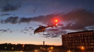 lecący nad miastem helikopter policyjny