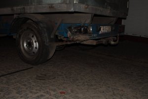 uszkodzony tył samochodu dostawczego , uszkodzona lampa oraz zderzak