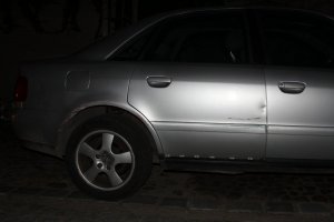 uszkodzone nadkole samochodu koloru srebrnego