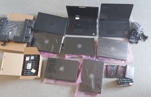 Zabezpieczone przez policjantów laptopy i twarde dyski