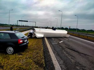 auto uderzyło w bariery ochronne na drodze ekspresowej S7, przyczepka z szybowcem leży w poprzek drogi