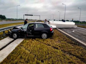 auto uderzyło w bariery ochronne na drodze ekspresowej S7, przyczepka z szybowcem leży w poprzek drogi