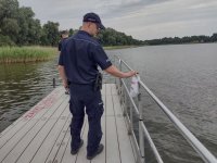 policjanci na pomoście kontrolują kąpielisko