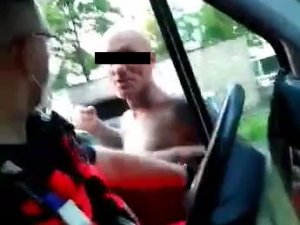 zdjęcie z klatki materiału wideo - mężczyzna grozi ratownikowi&quot;&gt;