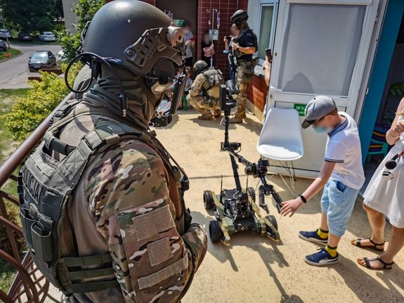 Policjanci SPKP Białystok wraz z dziećmi