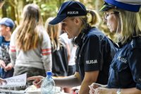 policjantki rozmawiające z harcerzami o bezpieczeństwie