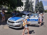 dzieci ogladają policyjny radiowóz