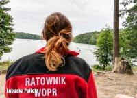 ratowniczka WOPR obserwująca zbiornik wodny