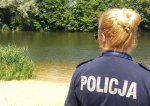 policjantka obserwująca zbiornik wodny