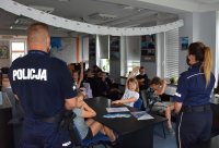 para policjantów rozmawia z dziećmi o bezpieczeństwie