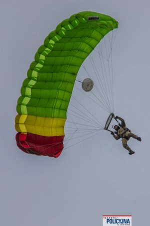 funkcjonariusz BOA w trakcie skoku ze spadochronem
