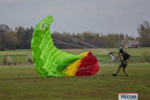 funkcjonariusz BOA  ze spadochronem chwilę po lądowaniu