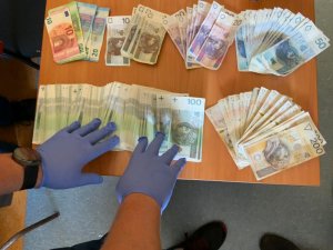 rozłożone na stole banknoty