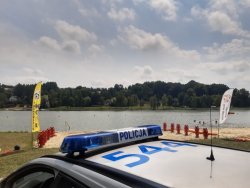 radiowóz policyjny obok zalewu wodnego