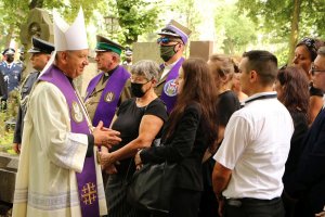 Duszpastesz Policji gen. bryg. ks. Józef Guzdka składający kondolecje rodzinie zmarłego