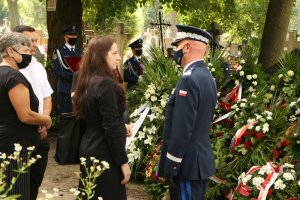 Komendant Główny Policji  składający kondolecje rodzinie zmarłego