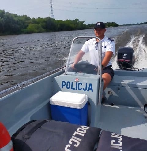 Policjant podczas służby na wodzie.