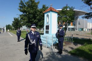 Zastępca Komendanta Głównego Policji nadinsp. Paweł Dobrodziej w asyście warty honorowej składa wiązankę kwiatów pod pamiątkowa tablica poświęconą tragicznie zmarłemu policjantowi Andrzejowi Strujowi