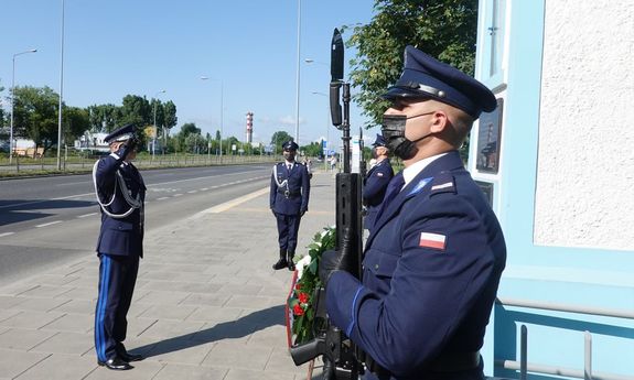 Zastępca Komendanta Głównego Policji nadinsp. Paweł Dobrodziej w asyście warty honorowej składa wiązankę kwiatów pod pamiątkowa tablica poświęconą tragicznie zmarłemu policjantowi Andrzejowi Strujowi