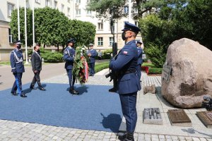 Uroczyste złożenie wieńców i zapalenie zniczy przed Obeliskiem &quot;Poległym Policjantom – Rzeczpospolita Polska&quot; i zbiórka przed Tablicą Pamięci w Komendzie Głównej Policji w związku z uroczystością odsłonięcia tabliczek epitafijnych z nazwiskami dwóch policjantów poległych na służbie.