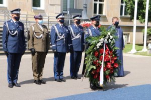 Uroczyste złożenie wieńców i zapalenie zniczy przed Obeliskiem &quot;Poległym Policjantom – Rzeczpospolita Polska&quot; i zbiórka przed Tablicą Pamięci w Komendzie Głównej Policji w związku z uroczystością odsłonięcia tabliczek epitafijnych z nazwiskami dwóch policjantów poległych na służbie.