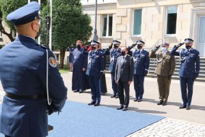 Uroczyste złożenie wieńców i zapalenie zniczy przed Obeliskiem &quot;Poległym Policjantom – Rzeczpospolita Polska&quot; i zbiórka przed Tablicą Pamięci w Komendzie Głównej Policji w związku z uroczystością odsłonięcia tabliczek epitafijnych z nazwiskami dwóch policjantów poległych na służbie.