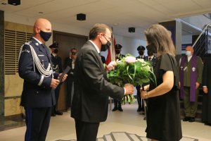Uroczyste złożenie wieńców i zapalenie zniczy przed Obeliskiem &quot;Poległym Policjantom – Rzeczpospolita Polska&quot; i zbiórka przed Tablicą Pamięci w Komendzie Głównej Policji w związku z uroczystością odsłonięcia tabliczek epitafijnych z nazwiskami dwóch policjantów poległych na służbie.