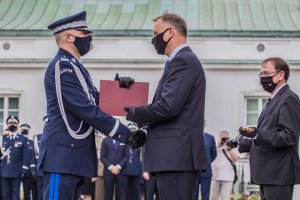 Prezydent RP Andrzej Duda oraz Minister SWiA Mariusz Kamiński wręczający nominacje generalskie