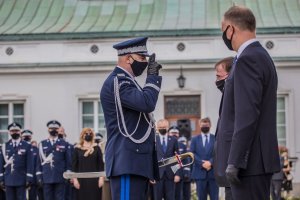 Prezydent RP Andrzej Duda oraz Minister SWiA Mariusz Kamiński wręczający nominacje generalskie