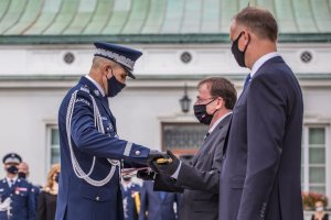 Prezydent RP Andrzej Duda oraz Minister SWiA Mariusz Kamiński wręczający nominacje generalskie