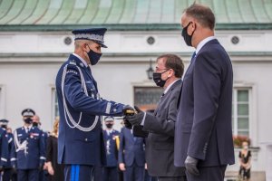 Prezydent RP Andrzej Duda oraz Minister SWiA Mariusz Kamiński wręczający nominacje generalskie