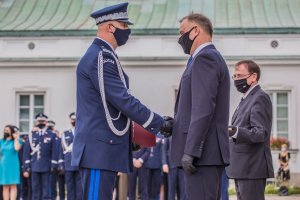 Prezydent RP Andrzej Duda oraz Minister SWiA Mariusz Kamiński wręczający nominacje generalskie