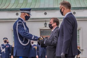 Prezydent RP Andrzej Duda oraz Minister SWiA Mariusz Kamiński wręczający nominacje generalskie