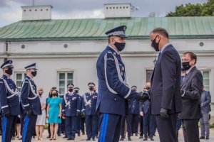 Prezydent RP Andrzej Duda oraz Minister SWiA Mariusz Kamiński wręczający nominacje generalskie