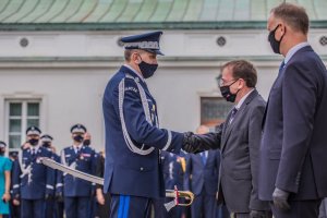 Prezydent RP Andrzej Duda oraz Minister SWiA Mariusz Kamiński wręczający nominacje generalskie