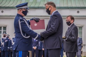 Prezydent RP Andrzej Duda oraz Minister SWiA Mariusz Kamiński wręczający nominacje generalskie