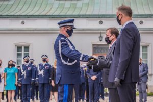 Prezydent RP Andrzej Duda oraz Minister SWiA Mariusz Kamiński wręczający nominacje generalskie