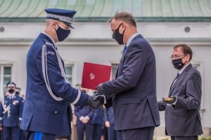 Prezydent RP Andrzej Duda oraz Minister SWiA Mariusz Kamiński wręczający nominacje generalskie