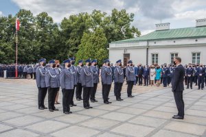 Prezydent RP Andrzej Duda wręczający odznaczenia wyróżnionym policjantom