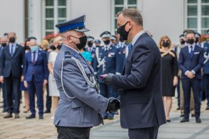 Prezydent RP Andrzej Duda wręczający odznaczenia wyróżnionym policjantom