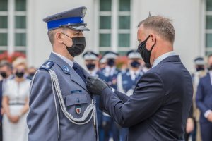 Prezydent RP Andrzej Duda wręczający odznaczenia wyróżnionym policjantom