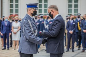 Prezydent RP Andrzej Duda wręczający odznaczenia wyróżnionym policjantom